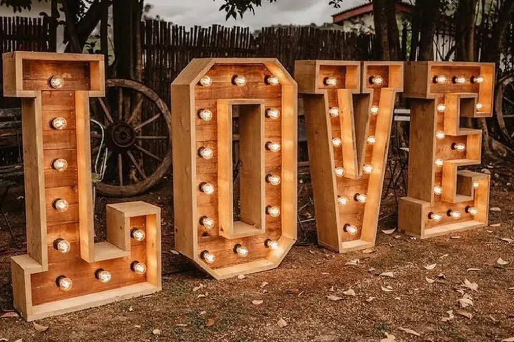 Lettres LOVE lumineuses
